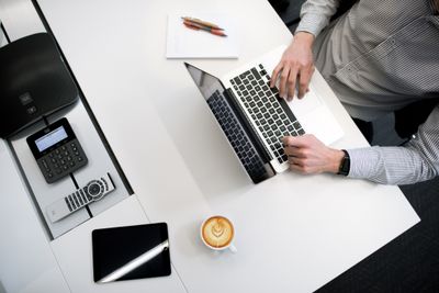 Arbeiten im Urlaub bei anderem Arbeitgeber | LEGAL?